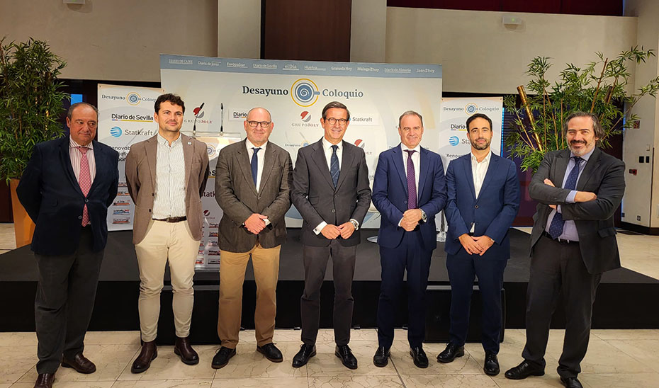 Foto de familia del desayuno-coloquio del Grupo Joly en Sevilla con el consejero Jorge Paradela.